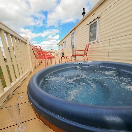 Tattershall Lakes - Hot Tub Breaks Экстерьер фото