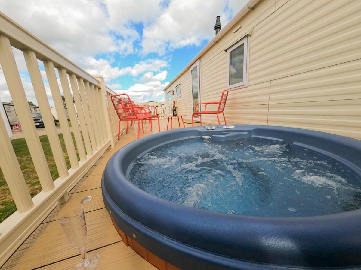 Tattershall Lakes - Hot Tub Breaks Экстерьер фото